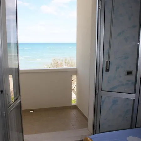 Apartmán Beach Front Apartament Marotta