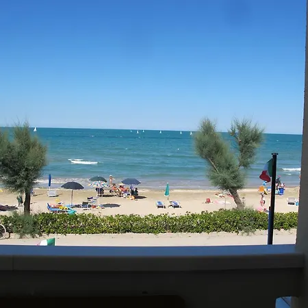 Beach Front Apartament Apartmán Marotta